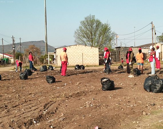 Umbutho we-EFF ububambe iphulo lokucoca indawo yokulahla inkunkuma engekho semthethweni eMlungisi