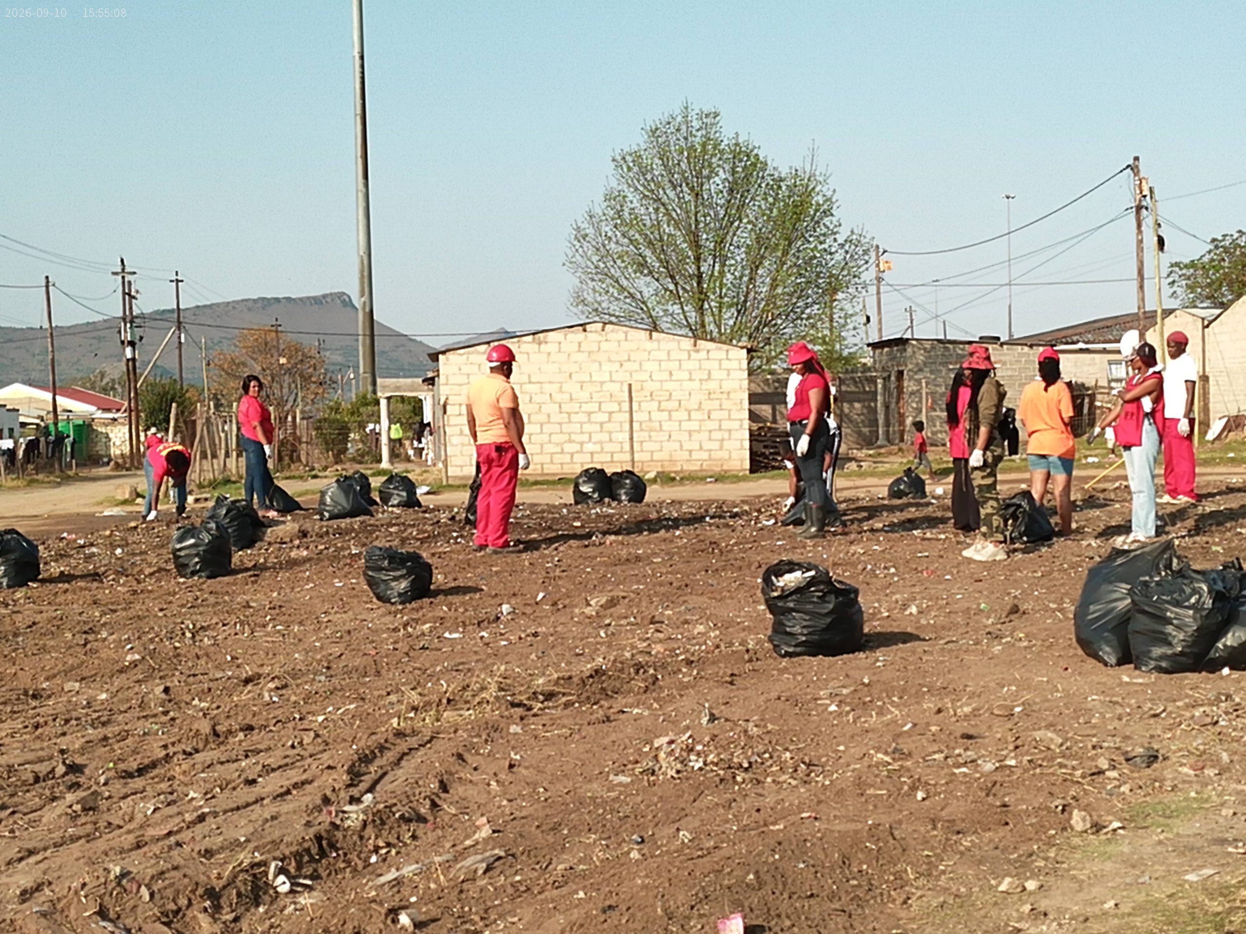 Umbutho we-EFF ububambe iphulo lokucoca indawo yokulahla inkunkuma engekho semthethweni eMlungisi